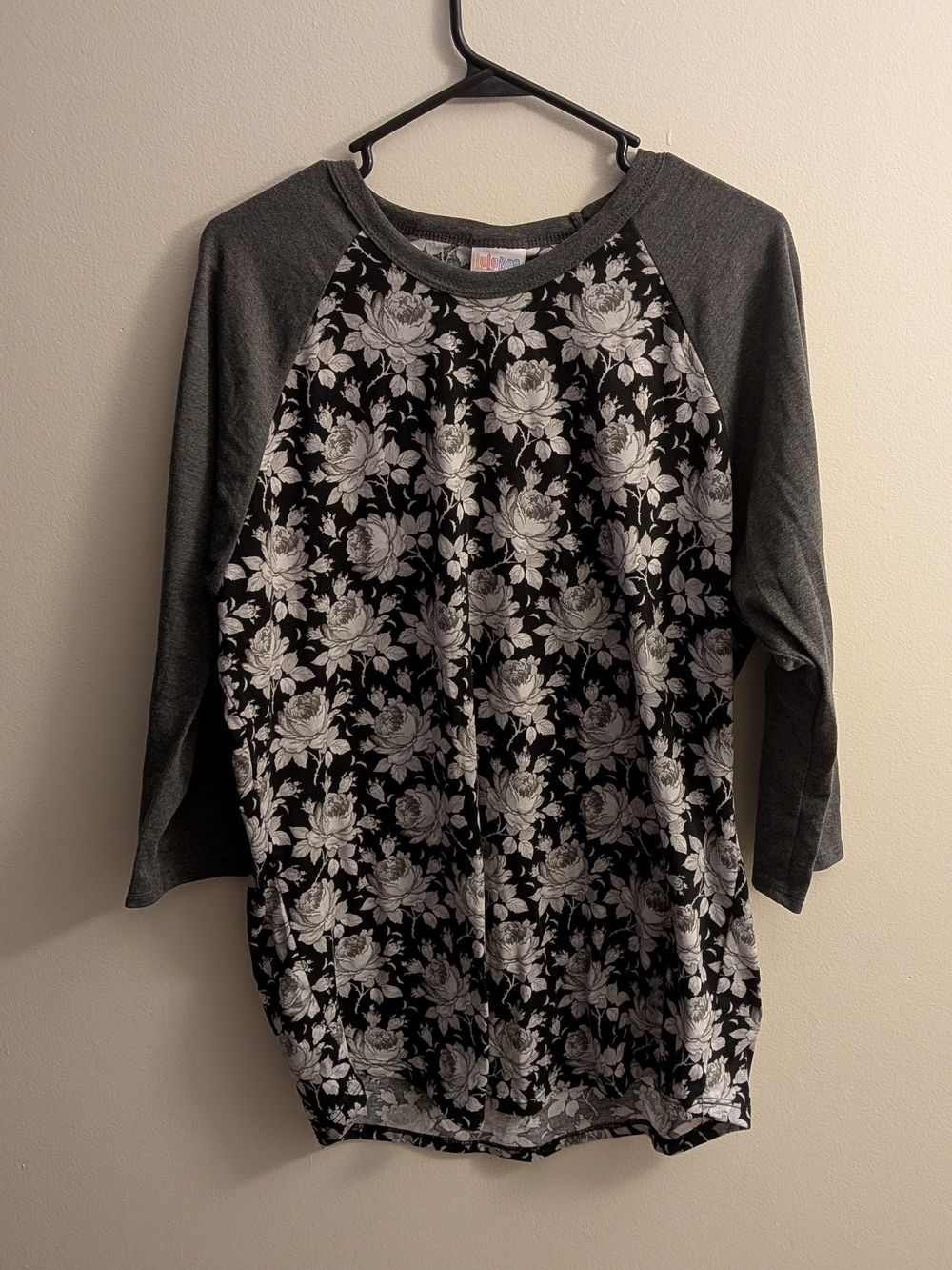 LuLaRoe Black & Gray Floral Raglan Tee (2XL)
